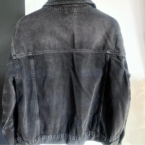 NWT Free People Washed Black Distressed Jolene Trucker Jean Jacket Medium - Picture 7 of 7